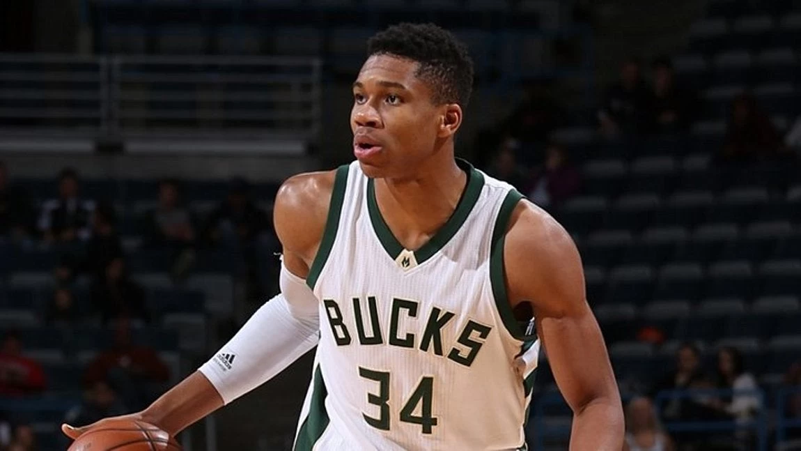 Αντετοκούνμπο: Στις καλύτερες χριστουγεννιάτικες φάσεις της δεκαετίας (βίντεο)